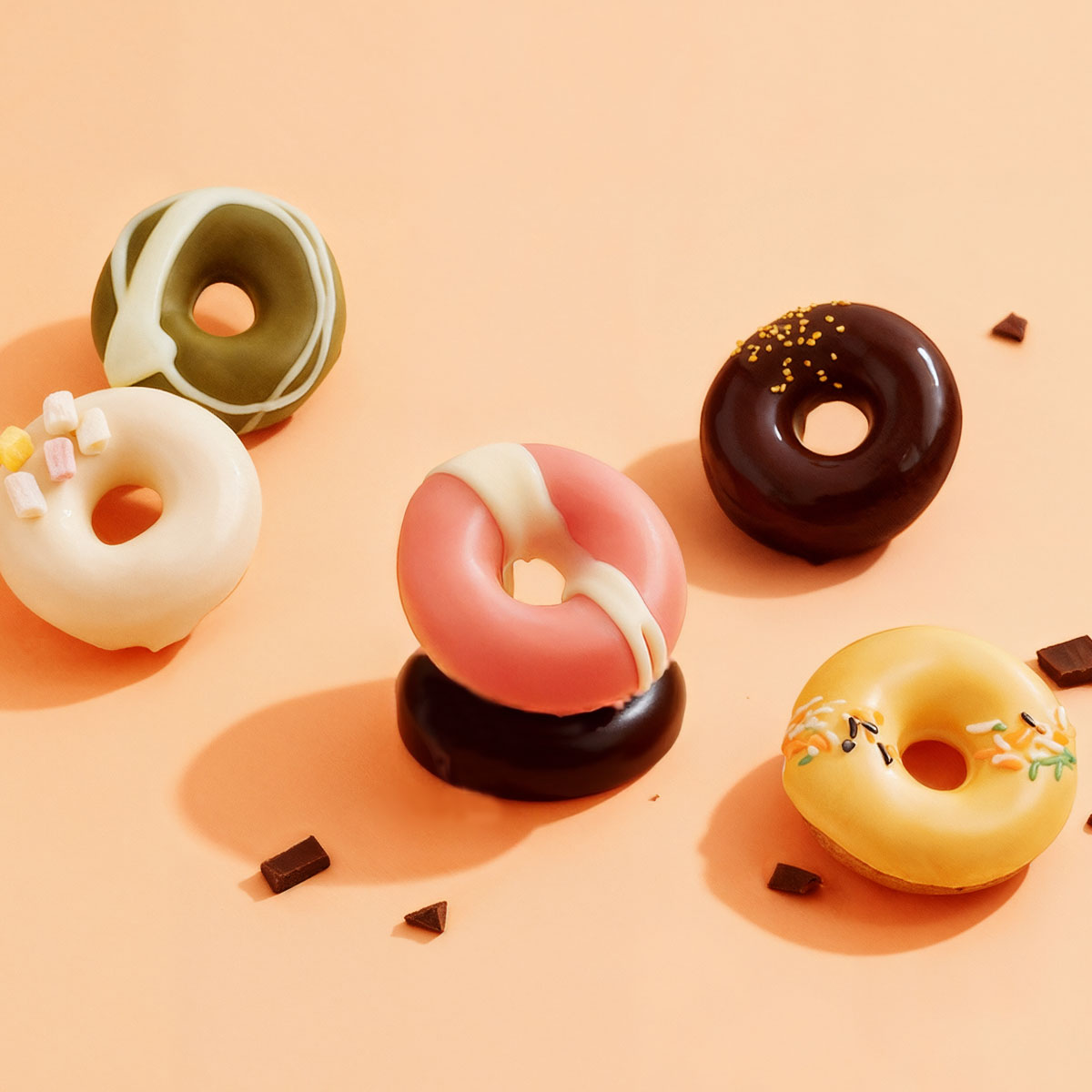 可愛甜甜圈近拍：彩珠點綴與糖霜裝飾